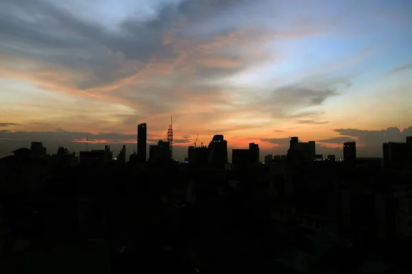 Puesta Sol Sobre Ciudad Con Nubes — Foto de Stock