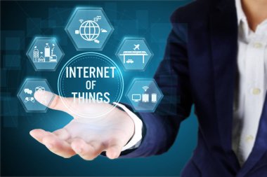 Iot.Internet şeyler teknoloji kavramının simgesi tutan işadamı