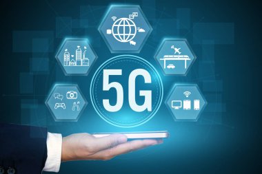 5 g simge iletişim ağ sistemleri tutan işadamı