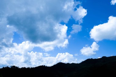 Mavi mountai ile beyaz bulutlar gökyüzünde