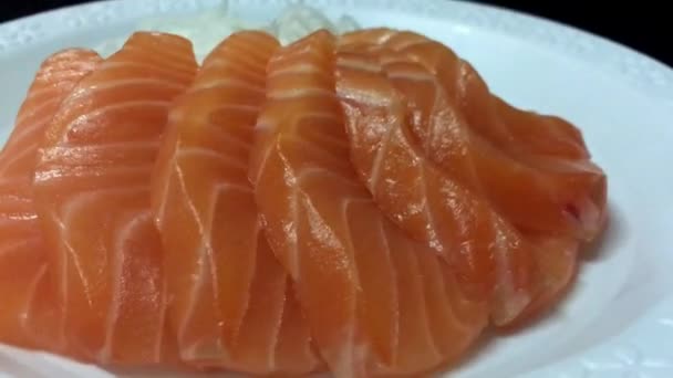 旋转三文鱼生鱼片设置特写镜头 日本美食风格 — 图库视频影像