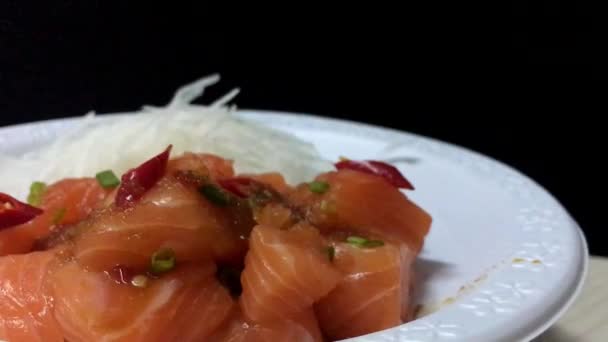 Salade Épicée Sashimi Saumon Rotation Sur Plat Blanc — Video