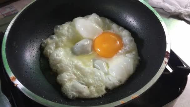 Ovo Frito Uma Panela Ato Fritar — Vídeo de Stock