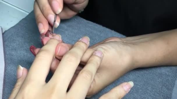 Close Shot Van Vrouw Nail Manicure Krijgen Een Nagel Salon — Stockvideo