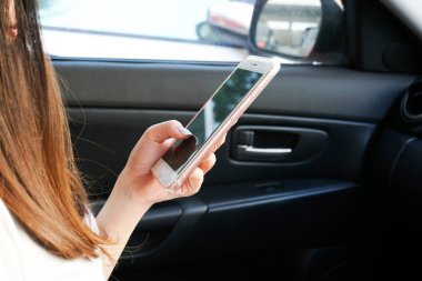 Akıllı telefon içindeki bir CA'ya tutan el closeup