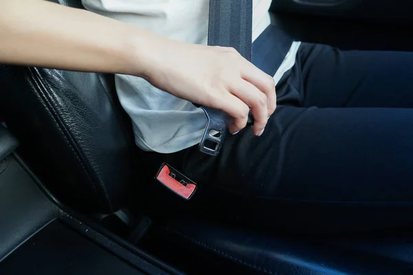 Женщина Пристегивает Ремни Безопасности Машине Перед Вождением — стоковое фото
