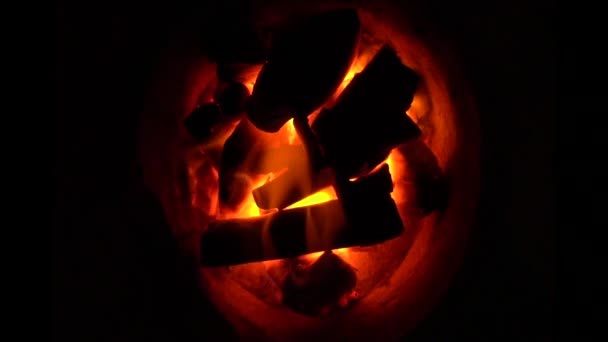 在壁炉里关闭燃烧的木炭 — 图库视频影像