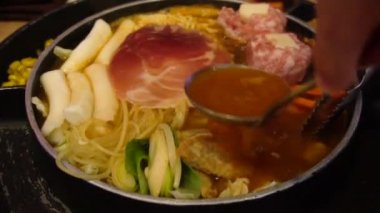 Sıcak Kore şehriye bir tencerede kaynar