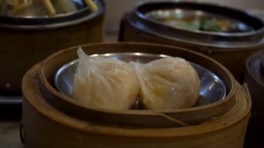 Dim sum bir restoranda yemek için yemek çubukları kullanan kadın. Geleneksel Çin yemeği.