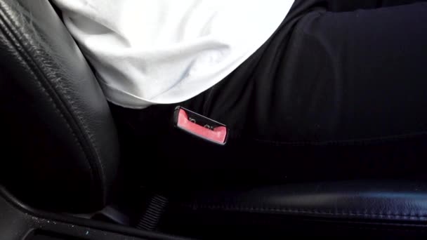 Mujer Sujeta Los Cinturones Seguridad Coche Antes Conducir — Vídeos de Stock