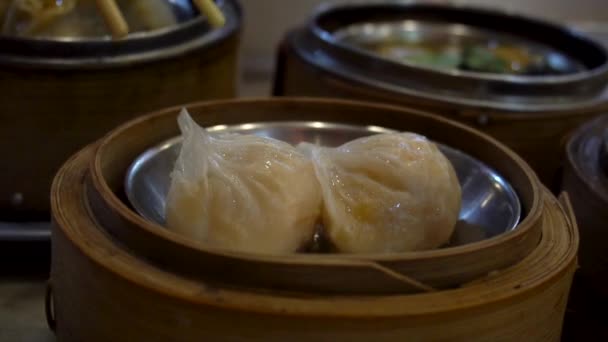 Kobieta Pomocą Pałeczki Jedzenia Przekąski Dim Sum Restauracji Tradycyjne Chińskie — Wideo stockowe