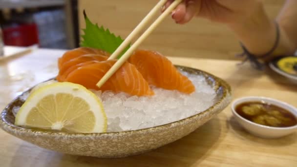 Vrouw Nemen Een Sashimi Segment Van Plaat Japans Eten Stijl — Stockvideo