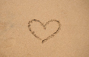 Kalp üstten görünüm beac kumları üzerinde