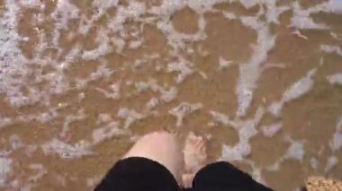 Deniz plajında kum Stepping kadın üst görünümü