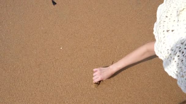 幸せな女の子は 砂浜のビーチで心を描画します — ストック動画