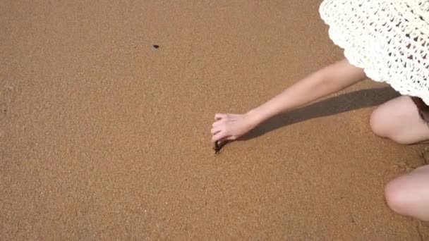 Menina Feliz Desenha Coração Uma Praia Areia — Vídeo de Stock