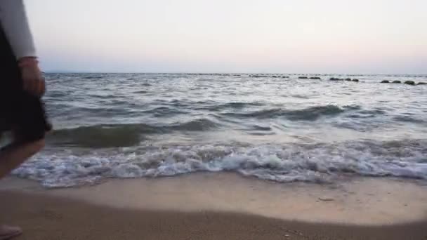 Una Mujer Feliz Caminando Agua Playa Levantando Brazos — Vídeos de Stock