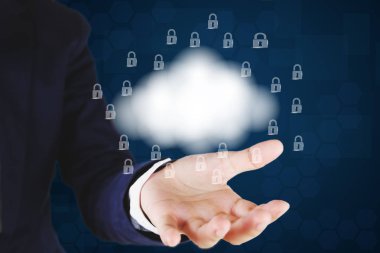 Bulut ve kilit simgesi tutan işadamı