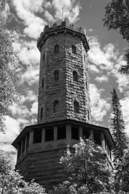 Siyah ve beyaz fotoğraf büyük bir eski kule