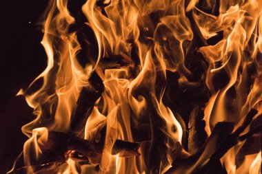 Yangın alevleri fotoğrafı kapatın. Güzel doğal phenomen tehlikeli yanan ahşap.