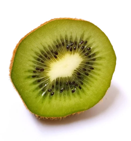 Kiwi fruta de rebanada verde aislado sobre fondo blanco —  Fotos de Stock