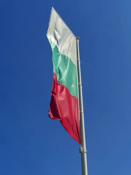 Bulgaarse Vlag Zwaaiend Blauwe Lucht Achtergrond Locatie Obzor Bulgarije Vlag — Stockfoto