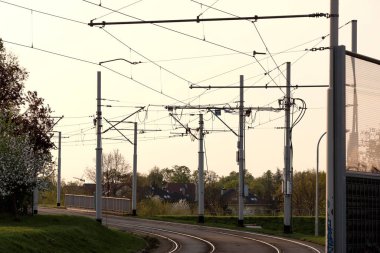 Tramvay rayları ve kablo manzarası. Tramvay rayları ve çekiş fotoğrafı. Elektrik kabloları ve iz altyapısı fotoğrafçılığı. Şehir merkezi ulaşım yapısı.