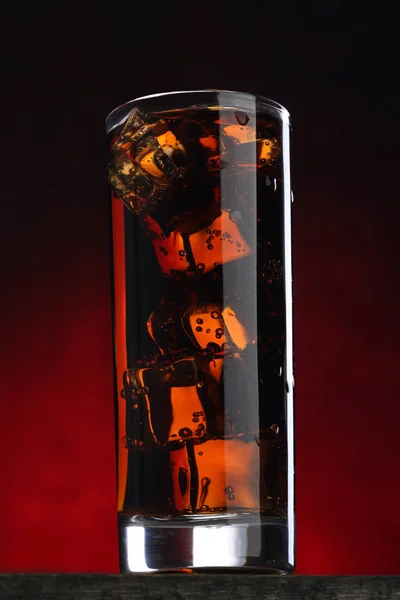 Bicchiere Cola Fondo Rosso Sfumato Primo Piano — Foto Stock