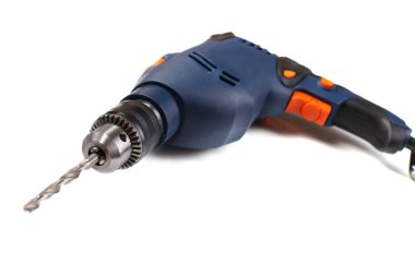 Elektrik matkabı beyaz arkaplanda izole edildi