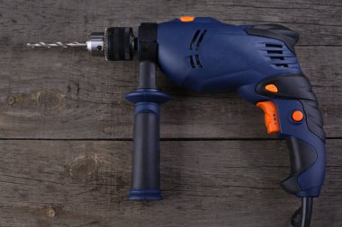 Ahşap arka plan üzerinde elektrikli matkap. Portre