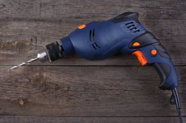 Ahşap arka plan üzerinde elektrikli matkap. Portre