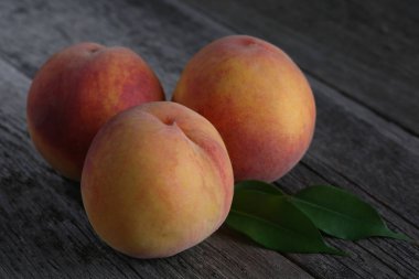 Şeftali eski ahşap masa üzerinde. Portre