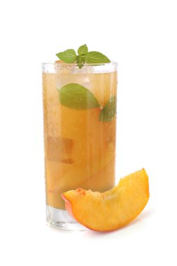 Buz küpleri ve dilimlenmiş şeftali beyaz izole serin şeftali suyu