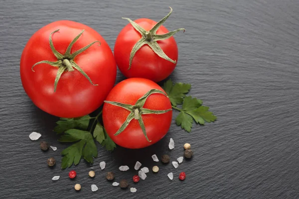 Fresh Tomatoes Spices Parsley Black Slate Stone — Stock Photo, Image