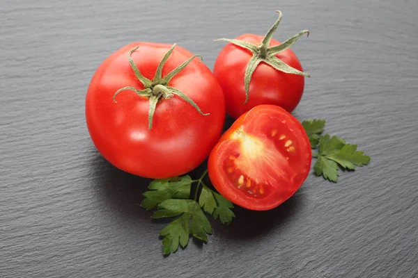 Frische Tomaten Und Petersilie Auf Schwarzem Schieferstein — Stockfoto