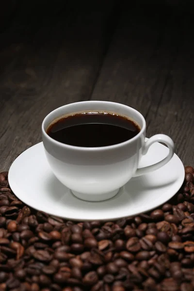 Ahşap Arka Planda Bir Fincan Kahve Fasulye — Stok fotoğraf