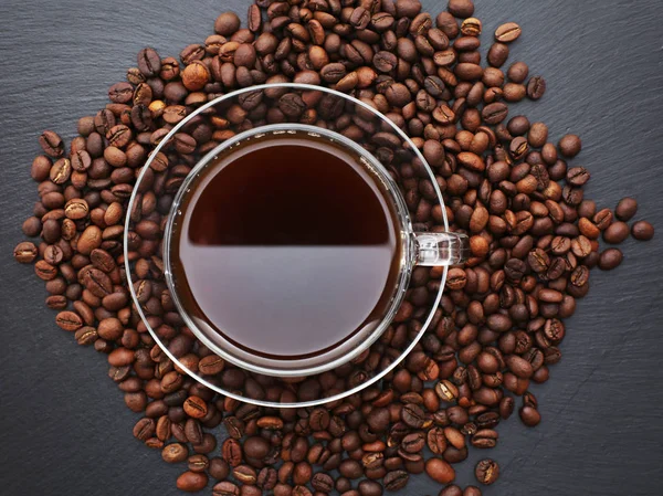 Чашка Кофе Кофейных Зерен Черном Шиферном Камне Вид Сверху — стоковое фото