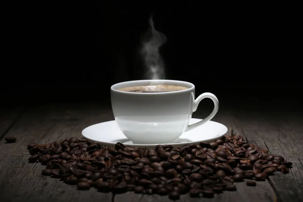 Чашка Кофе Паром Кофейными Зёрнами Деревянном Фоне — стоковое фото