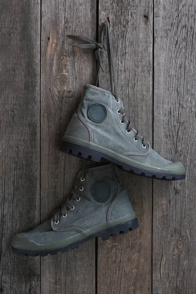 Grön Militär Sneakers Hängande Trävägg — Stockfoto