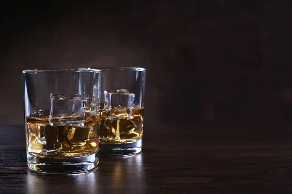 Glas Med Whisky Och Isbitar Brun Bakgrund Stockbild