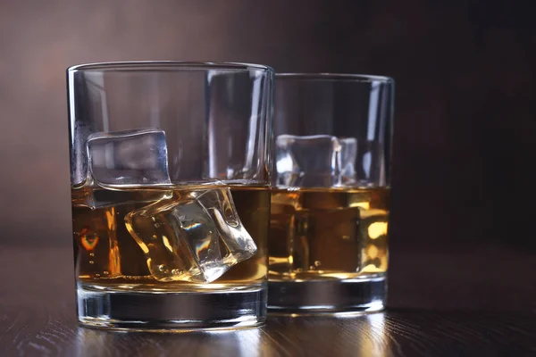 Vasos Con Whisky Cubitos Hielo Sobre Fondo Marrón Imágenes De Stock Sin Royalties Gratis