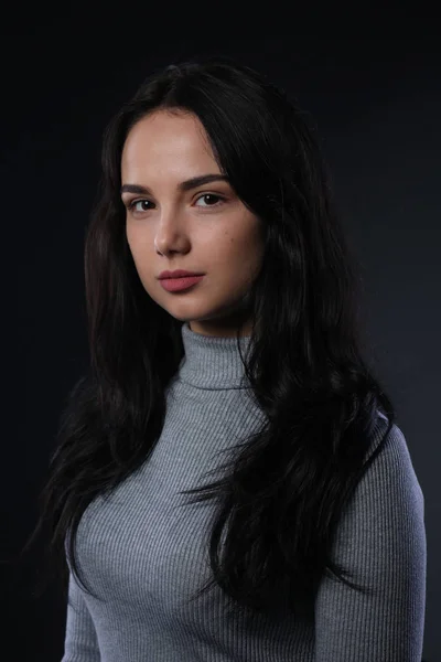 Retrato Niña Sobre Fondo Gris Oscuro —  Fotos de Stock