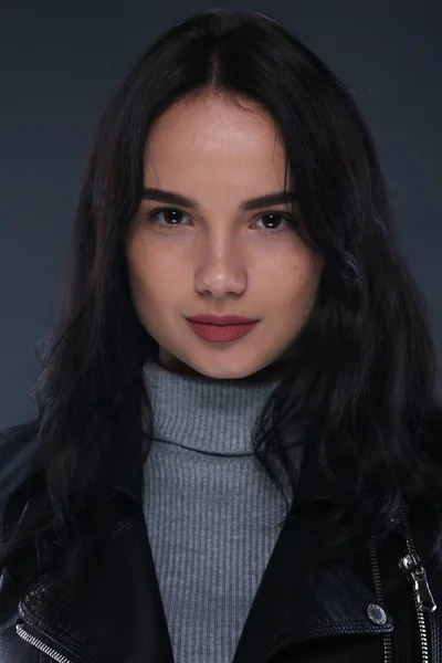 Retrato Niña Chaqueta Cuero Negro Sobre Fondo Gris Oscuro —  Fotos de Stock