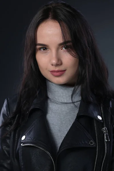 Retrato Niña Chaqueta Cuero Negro Sobre Fondo Gris Oscuro —  Fotos de Stock