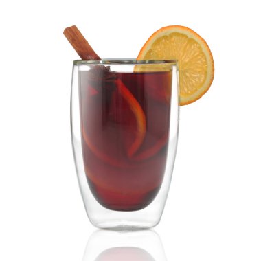 Beyaz arka plan üzerinde izole cam mulled şarap