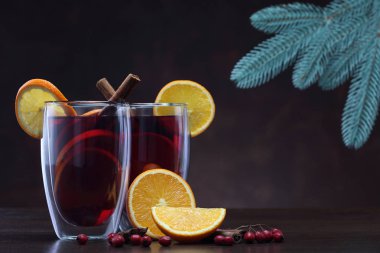 Gözlük mulled şarap ve ladin kahverengi zemin üzerinde Şubesi ile