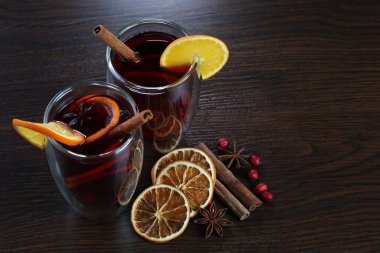 Gözlük ile ahşap kahverengi zemin üzerinde mulled şarap