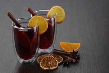 Gözlük ile ahşap kahverengi zemin üzerinde mulled şarap