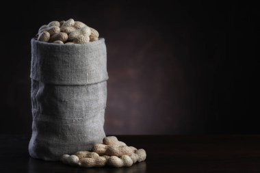 Çuvala kahverengi ahşap zemin üzerine fıstık