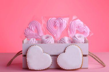 Tatlılar sepet pembe bir arka plan üzerinde. Portre